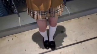 偷穿妹妹的体育服来自拍~偷偷露底裤给你玩~